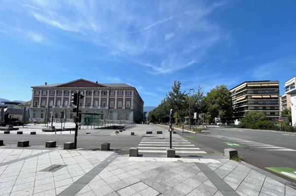 Chambéry (73000) Très grand appartement / Bureaux - 146 m2 - Hyper centre de Chambéry - Idéal pour des professions libérales ou