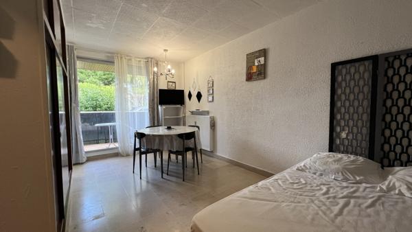Avallon (89200) Studio intégralement meublé à louer – Avallon, proche de toutes commodités