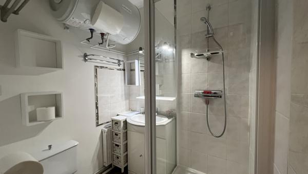 Avallon (89200) Studio intégralement meublé à louer – Avallon, proche de toutes commodités