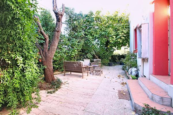 Maison individuelle à très faible consommation à Vitrolles d'une surface au sol de 135 m² environ avec 4 chambres et piscine