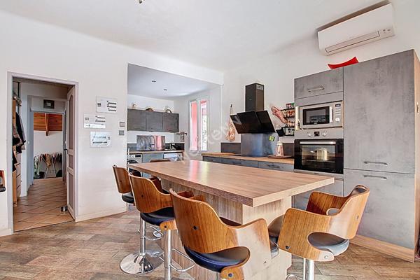 Maison individuelle à très faible consommation à Vitrolles d'une surface au sol de 135 m² environ avec 4 chambres et piscine