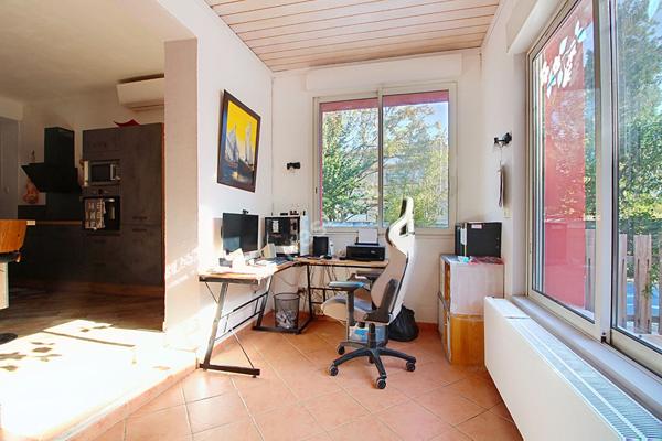 Maison individuelle à très faible consommation à Vitrolles d'une surface au sol de 135 m² environ avec 4 chambres et piscine