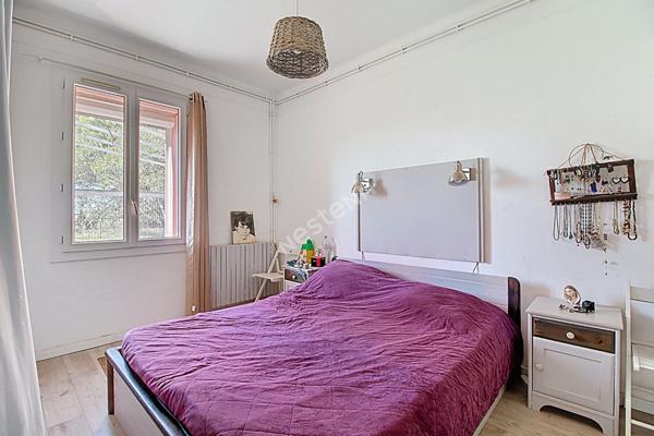 Maison individuelle à très faible consommation à Vitrolles d'une surface au sol de 135 m² environ avec 4 chambres et piscine