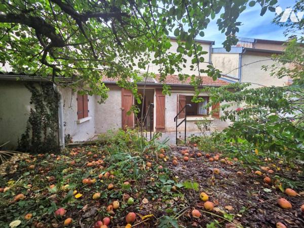 Maison d'habitation avec garage et jardin