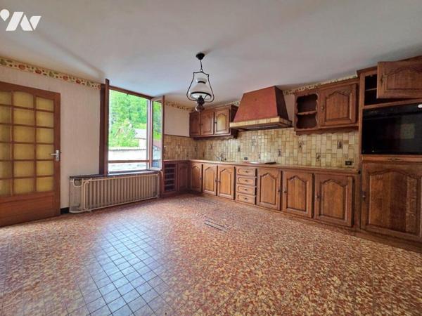 Maison d'habitation avec garage et jardin