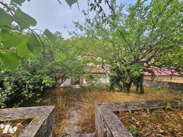 Maison d'habitation avec garage et jardin