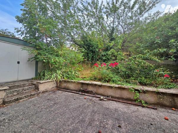 Maison d'habitation avec garage et jardin