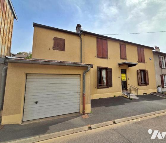 Maison d'habitation avec garage et jardin