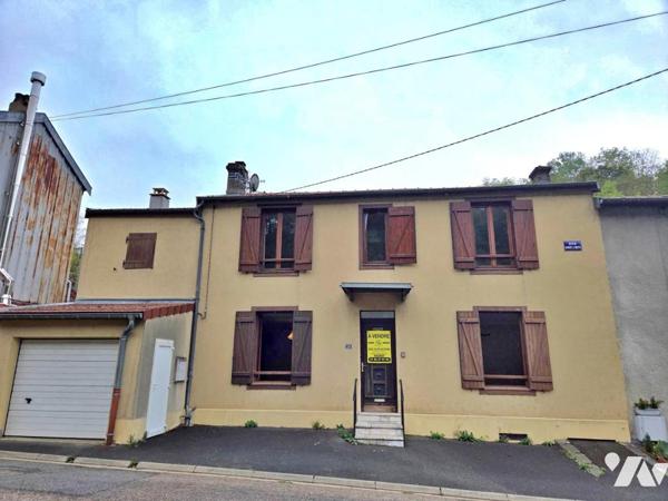 Maison d'habitation avec garage et jardin