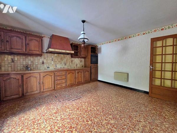Maison d'habitation avec garage et jardin