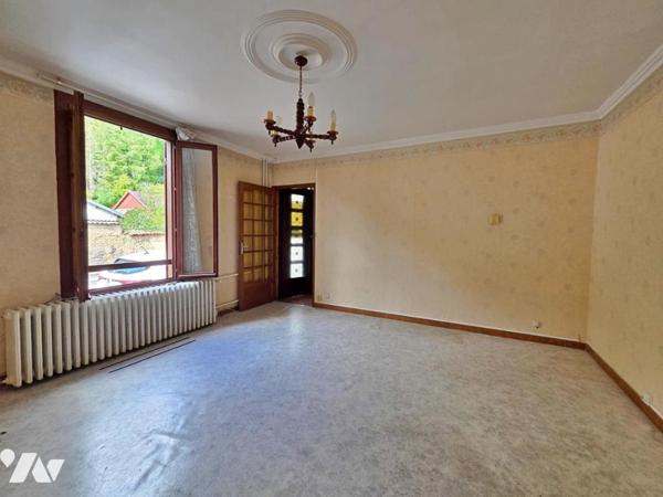 Maison d'habitation avec garage et jardin
