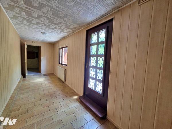 Maison d'habitation avec garage et jardin