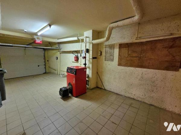 Maison d'habitation avec garage et jardin