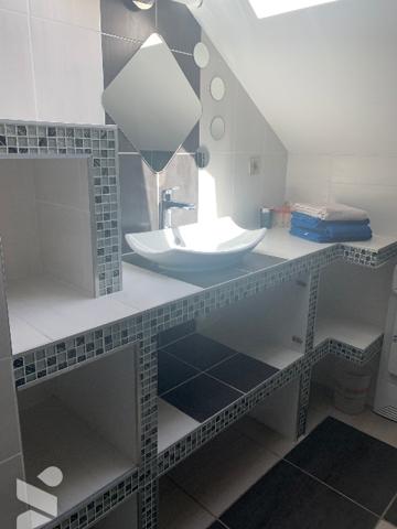 Un appartement de type T4 avec  2 places de parking