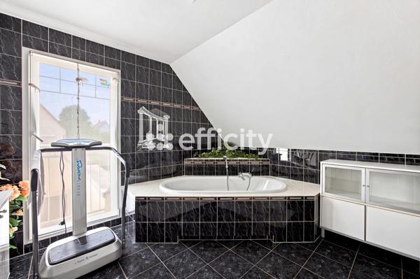 Maison
         7 pièces
        - 240 m² Bien prestige 845 000 € *