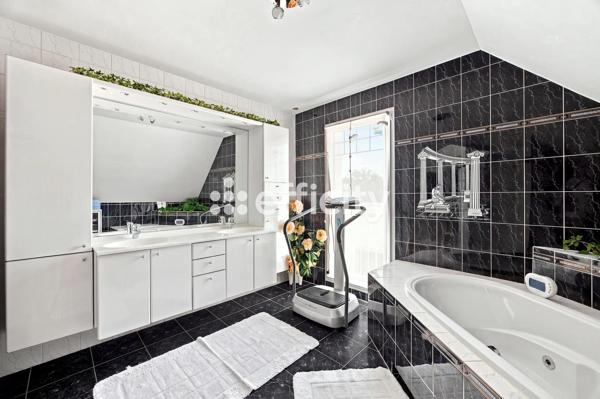 Maison
         7 pièces
        - 240 m² Bien prestige 845 000 € *
