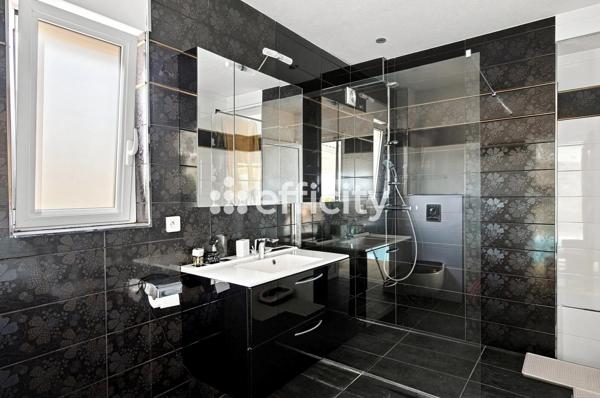 Maison
         7 pièces
        - 240 m² Bien prestige 845 000 € *