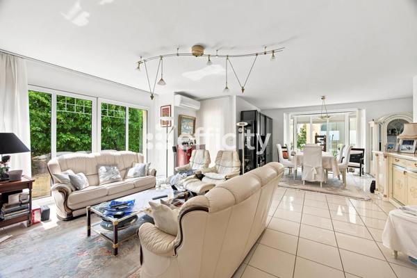 Maison
         7 pièces
        - 240 m² Bien prestige 845 000 € *