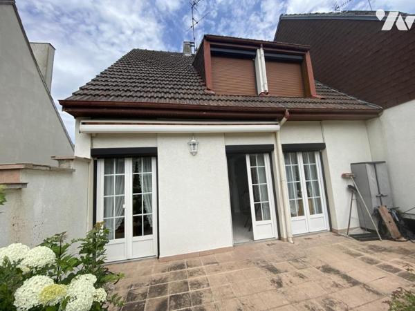 Maison 6 pièces avec garage et jardin.