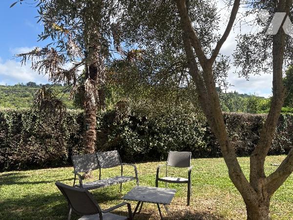 Agréable maison lumineuse, rénovée d'environ 220m², avec garage, jardin arboré clos et piscine !