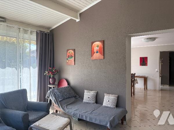 Agréable maison lumineuse, rénovée d'environ 220m², avec garage, jardin arboré clos et piscine !