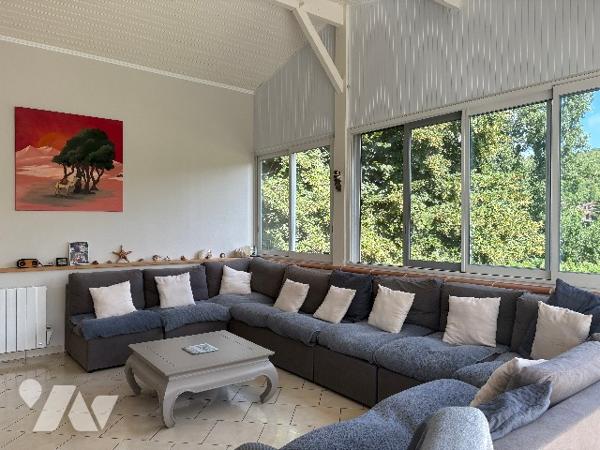 Agréable maison lumineuse, rénovée d'environ 220m², avec garage, jardin arboré clos et piscine !