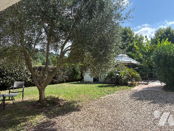 Agréable maison lumineuse, rénovée d'environ 220m², avec garage, jardin arboré clos et piscine !