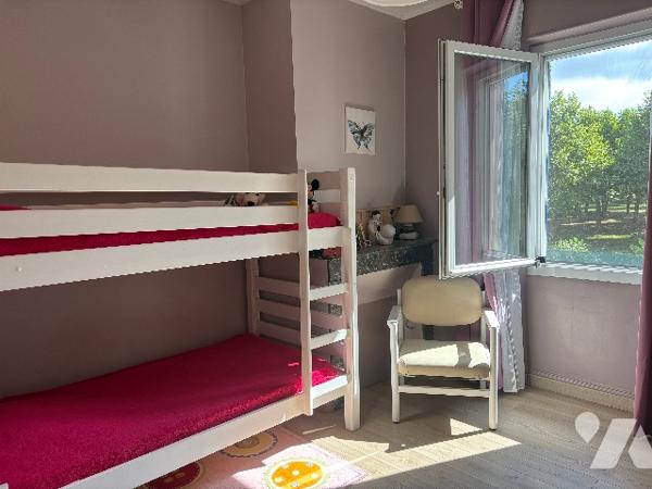 Agréable maison lumineuse, rénovée d'environ 220m², avec garage, jardin arboré clos et piscine !