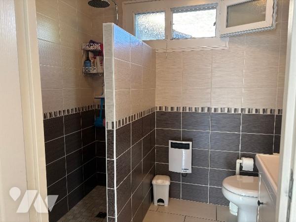 Agréable maison lumineuse, rénovée d'environ 220m², avec garage, jardin arboré clos et piscine !