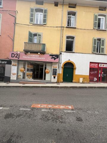 Voiron 38500 : local commercial 35 m² sur terrain de 90 m²