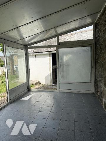 Maison pierres dans le bourg de Gomené