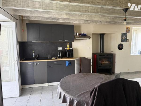 Maison pierres dans le bourg de Gomené