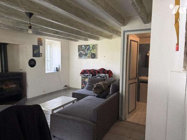 Maison pierres dans le bourg de Gomené