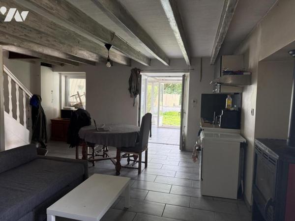 Maison pierres dans le bourg de Gomené