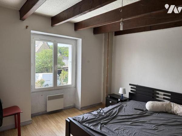 Maison pierres dans le bourg de Gomené