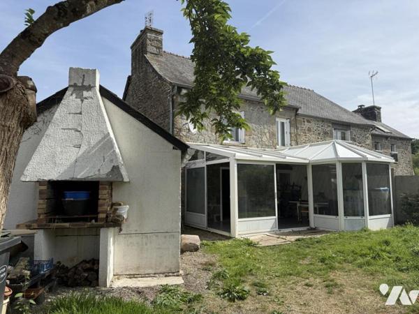 Maison pierres dans le bourg de Gomené