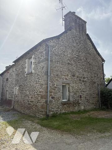 Maison pierres dans le bourg de Gomené