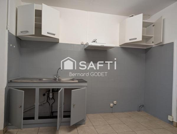 maison de ville proche commerces et école sans travaux.