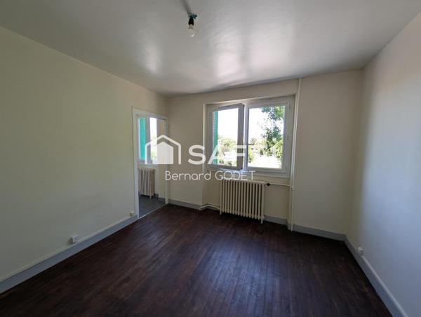 maison de ville proche commerces et école sans travaux.