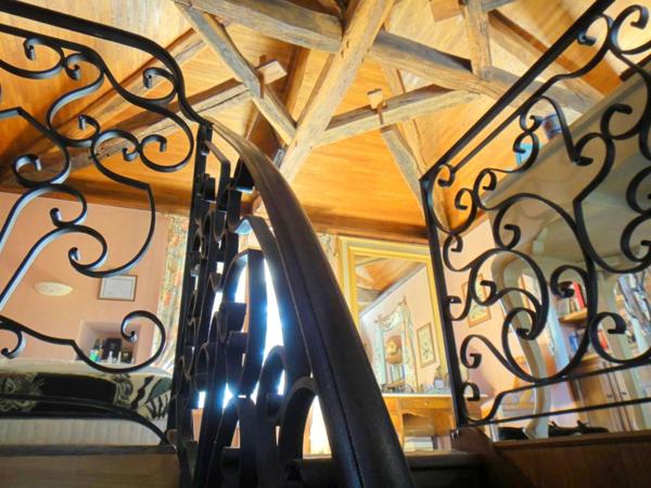 Belle maison ancienne avec pisicne et cours de tennis