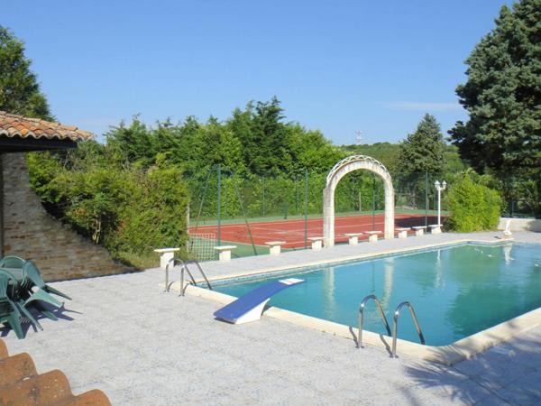 Belle maison ancienne avec pisicne et cours de tennis