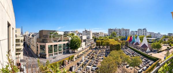 Un cadre de vie privilégié pour toute la famille !
Situé au 5ème étage avec ascenseur, cet appartement traversant séduit immédiatement par son calme, son absence de vis-à-vis et ses vues dégagées sur de grands espaces ouverts.
Son balcon à ce titre constitue un véritable atout pour profiter pleinement de l'extérieur.
L'entrée s'ouvre sur un couloir suffisamment large, desservant harmonieusement les différentes pièces et menant à un espace nuit parfaitement séparé, idéal pour préserver l'intimité de chacun.
La pièce de vie offre un agréable séjour de 25 m2 baigné de lumière grâce à son exposition SUD/ SUD EST avec un porte fenêtre donnant sur l'extérieur ainsi qu'une fenêtre.
La cuisine dinatoire de 9m2 fonctionnelle et conviviale avec sa grande ouverture, est particulièrement adaptée à la vie de famille et aux repas du quotidien.
Côté nuit, l'appartement propose une chambre parentale de 14 m2, complétée par un dressing adjacent, ainsi que deux autres chambres de 10 et 9 m2, dont une avec son balcon.
Une cave et un parking en sous-sol complètent efficacement ce bien.

Les atouts :
* 3 chambres
* 5ème étage avec vue dégagée et sans vis-à-vis
* Exposition SUS/SUD EST
* Séjour de 25 m2
* Cuisine dinatoire de 9 m2
* Espace nuit séparé
* Toiture rénovée en 2025 et ascenseurs en 2026
* Parc André Citroën tout proche
* Etablissements scolaires et centre d'animation accessibles à pied
* Transports à proximité : métro lignes 8 et 10 et RER C.
Un Appartement familial lumineux et fonctionnel, bénéficiant d'un environnement privilégié et d'une belle qualité de vie ...à découvrir sans tarder !