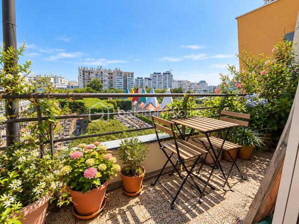 Un cadre de vie privilégié pour toute la famille !
Situé au 5ème étage avec ascenseur, cet appartement traversant séduit immédiatement par son calme, son absence de vis-à-vis et ses vues dégagées sur de grands espaces ouverts.
Son balcon à ce titre constitue un véritable atout pour profiter pleinement de l'extérieur.
L'entrée s'ouvre sur un couloir suffisamment large, desservant harmonieusement les différentes pièces et menant à un espace nuit parfaitement séparé, idéal pour préserver l'intimité de chacun.
La pièce de vie offre un agréable séjour de 25 m2 baigné de lumière grâce à son exposition SUD/ SUD EST avec un porte fenêtre donnant sur l'extérieur ainsi qu'une fenêtre.
La cuisine dinatoire de 9m2 fonctionnelle et conviviale avec sa grande ouverture, est particulièrement adaptée à la vie de famille et aux repas du quotidien.
Côté nuit, l'appartement propose une chambre parentale de 14 m2, complétée par un dressing adjacent, ainsi que deux autres chambres de 10 et 9 m2, dont une avec son balcon.
Une cave et un parking en sous-sol complètent efficacement ce bien.

Les atouts :
* 3 chambres
* 5ème étage avec vue dégagée et sans vis-à-vis
* Exposition SUS/SUD EST
* Séjour de 25 m2
* Cuisine dinatoire de 9 m2
* Espace nuit séparé
* Toiture rénovée en 2025 et ascenseurs en 2026
* Parc André Citroën tout proche
* Etablissements scolaires et centre d'animation accessibles à pied
* Transports à proximité : métro lignes 8 et 10 et RER C.
Un Appartement familial lumineux et fonctionnel, bénéficiant d'un environnement privilégié et d'une belle qualité de vie ...à découvrir sans tarder !