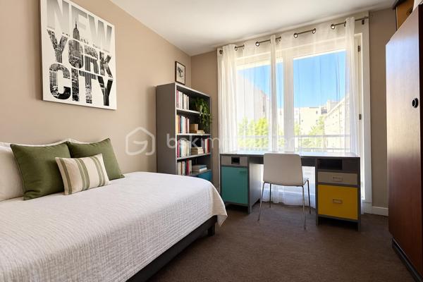 Un cadre de vie privilégié pour toute la famille !
Situé au 5ème étage avec ascenseur, cet appartement traversant séduit immédiatement par son calme, son absence de vis-à-vis et ses vues dégagées sur de grands espaces ouverts.
Son balcon à ce titre constitue un véritable atout pour profiter pleinement de l'extérieur.
L'entrée s'ouvre sur un couloir suffisamment large, desservant harmonieusement les différentes pièces et menant à un espace nuit parfaitement séparé, idéal pour préserver l'intimité de chacun.
La pièce de vie offre un agréable séjour de 25 m2 baigné de lumière grâce à son exposition SUD/ SUD EST avec un porte fenêtre donnant sur l'extérieur ainsi qu'une fenêtre.
La cuisine dinatoire de 9m2 fonctionnelle et conviviale avec sa grande ouverture, est particulièrement adaptée à la vie de famille et aux repas du quotidien.
Côté nuit, l'appartement propose une chambre parentale de 14 m2, complétée par un dressing adjacent, ainsi que deux autres chambres de 10 et 9 m2, dont une avec son balcon.
Une cave et un parking en sous-sol complètent efficacement ce bien.

Les atouts :
* 3 chambres
* 5ème étage avec vue dégagée et sans vis-à-vis
* Exposition SUS/SUD EST
* Séjour de 25 m2
* Cuisine dinatoire de 9 m2
* Espace nuit séparé
* Toiture rénovée en 2025 et ascenseurs en 2026
* Parc André Citroën tout proche
* Etablissements scolaires et centre d'animation accessibles à pied
* Transports à proximité : métro lignes 8 et 10 et RER C.
Un Appartement familial lumineux et fonctionnel, bénéficiant d'un environnement privilégié et d'une belle qualité de vie ...à découvrir sans tarder !