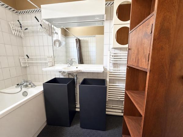 Un cadre de vie privilégié pour toute la famille !
Situé au 5ème étage avec ascenseur, cet appartement traversant séduit immédiatement par son calme, son absence de vis-à-vis et ses vues dégagées sur de grands espaces ouverts.
Son balcon à ce titre constitue un véritable atout pour profiter pleinement de l'extérieur.
L'entrée s'ouvre sur un couloir suffisamment large, desservant harmonieusement les différentes pièces et menant à un espace nuit parfaitement séparé, idéal pour préserver l'intimité de chacun.
La pièce de vie offre un agréable séjour de 25 m2 baigné de lumière grâce à son exposition SUD/ SUD EST avec un porte fenêtre donnant sur l'extérieur ainsi qu'une fenêtre.
La cuisine dinatoire de 9m2 fonctionnelle et conviviale avec sa grande ouverture, est particulièrement adaptée à la vie de famille et aux repas du quotidien.
Côté nuit, l'appartement propose une chambre parentale de 14 m2, complétée par un dressing adjacent, ainsi que deux autres chambres de 10 et 9 m2, dont une avec son balcon.
Une cave et un parking en sous-sol complètent efficacement ce bien.

Les atouts :
* 3 chambres
* 5ème étage avec vue dégagée et sans vis-à-vis
* Exposition SUS/SUD EST
* Séjour de 25 m2
* Cuisine dinatoire de 9 m2
* Espace nuit séparé
* Toiture rénovée en 2025 et ascenseurs en 2026
* Parc André Citroën tout proche
* Etablissements scolaires et centre d'animation accessibles à pied
* Transports à proximité : métro lignes 8 et 10 et RER C.
Un Appartement familial lumineux et fonctionnel, bénéficiant d'un environnement privilégié et d'une belle qualité de vie ...à découvrir sans tarder !