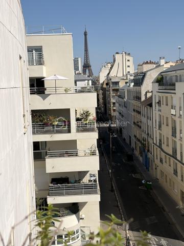 Un cadre de vie privilégié pour toute la famille !
Situé au 5ème étage avec ascenseur, cet appartement traversant séduit immédiatement par son calme, son absence de vis-à-vis et ses vues dégagées sur de grands espaces ouverts.
Son balcon à ce titre constitue un véritable atout pour profiter pleinement de l'extérieur.
L'entrée s'ouvre sur un couloir suffisamment large, desservant harmonieusement les différentes pièces et menant à un espace nuit parfaitement séparé, idéal pour préserver l'intimité de chacun.
La pièce de vie offre un agréable séjour de 25 m2 baigné de lumière grâce à son exposition SUD/ SUD EST avec un porte fenêtre donnant sur l'extérieur ainsi qu'une fenêtre.
La cuisine dinatoire de 9m2 fonctionnelle et conviviale avec sa grande ouverture, est particulièrement adaptée à la vie de famille et aux repas du quotidien.
Côté nuit, l'appartement propose une chambre parentale de 14 m2, complétée par un dressing adjacent, ainsi que deux autres chambres de 10 et 9 m2, dont une avec son balcon.
Une cave et un parking en sous-sol complètent efficacement ce bien.

Les atouts :
* 3 chambres
* 5ème étage avec vue dégagée et sans vis-à-vis
* Exposition SUS/SUD EST
* Séjour de 25 m2
* Cuisine dinatoire de 9 m2
* Espace nuit séparé
* Toiture rénovée en 2025 et ascenseurs en 2026
* Parc André Citroën tout proche
* Etablissements scolaires et centre d'animation accessibles à pied
* Transports à proximité : métro lignes 8 et 10 et RER C.
Un Appartement familial lumineux et fonctionnel, bénéficiant d'un environnement privilégié et d'une belle qualité de vie ...à découvrir sans tarder !
