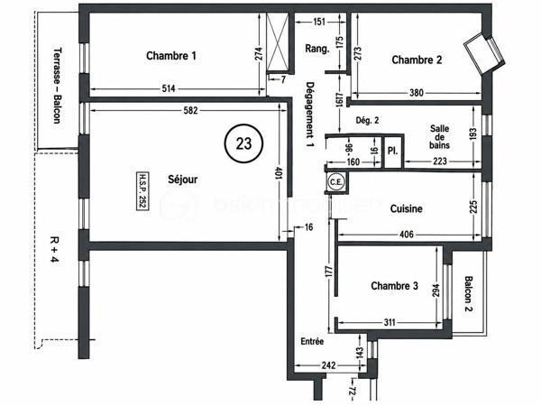 Un cadre de vie privilégié pour toute la famille !
Situé au 5ème étage avec ascenseur, cet appartement traversant séduit immédiatement par son calme, son absence de vis-à-vis et ses vues dégagées sur de grands espaces ouverts.
Son balcon à ce titre constitue un véritable atout pour profiter pleinement de l'extérieur.
L'entrée s'ouvre sur un couloir suffisamment large, desservant harmonieusement les différentes pièces et menant à un espace nuit parfaitement séparé, idéal pour préserver l'intimité de chacun.
La pièce de vie offre un agréable séjour de 25 m2 baigné de lumière grâce à son exposition SUD/ SUD EST avec un porte fenêtre donnant sur l'extérieur ainsi qu'une fenêtre.
La cuisine dinatoire de 9m2 fonctionnelle et conviviale avec sa grande ouverture, est particulièrement adaptée à la vie de famille et aux repas du quotidien.
Côté nuit, l'appartement propose une chambre parentale de 14 m2, complétée par un dressing adjacent, ainsi que deux autres chambres de 10 et 9 m2, dont une avec son balcon.
Une cave et un parking en sous-sol complètent efficacement ce bien.

Les atouts :
* 3 chambres
* 5ème étage avec vue dégagée et sans vis-à-vis
* Exposition SUS/SUD EST
* Séjour de 25 m2
* Cuisine dinatoire de 9 m2
* Espace nuit séparé
* Toiture rénovée en 2025 et ascenseurs en 2026
* Parc André Citroën tout proche
* Etablissements scolaires et centre d'animation accessibles à pied
* Transports à proximité : métro lignes 8 et 10 et RER C.
Un Appartement familial lumineux et fonctionnel, bénéficiant d'un environnement privilégié et d'une belle qualité de vie ...à découvrir sans tarder !