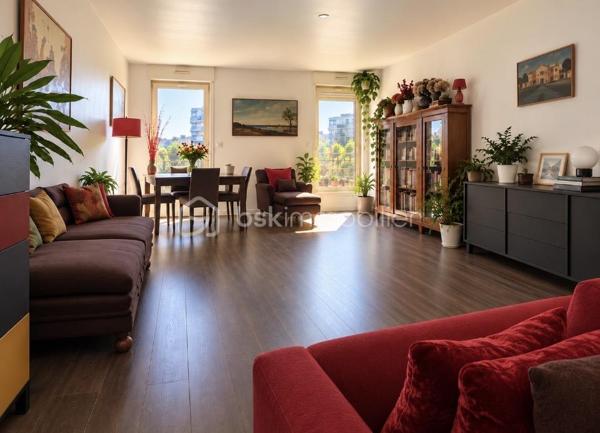 Un cadre de vie privilégié pour toute la famille !
Situé au 5ème étage avec ascenseur, cet appartement traversant séduit immédiatement par son calme, son absence de vis-à-vis et ses vues dégagées sur de grands espaces ouverts.
Son balcon à ce titre constitue un véritable atout pour profiter pleinement de l'extérieur.
L'entrée s'ouvre sur un couloir suffisamment large, desservant harmonieusement les différentes pièces et menant à un espace nuit parfaitement séparé, idéal pour préserver l'intimité de chacun.
La pièce de vie offre un agréable séjour de 25 m2 baigné de lumière grâce à son exposition SUD/ SUD EST avec un porte fenêtre donnant sur l'extérieur ainsi qu'une fenêtre.
La cuisine dinatoire de 9m2 fonctionnelle et conviviale avec sa grande ouverture, est particulièrement adaptée à la vie de famille et aux repas du quotidien.
Côté nuit, l'appartement propose une chambre parentale de 14 m2, complétée par un dressing adjacent, ainsi que deux autres chambres de 10 et 9 m2, dont une avec son balcon.
Une cave et un parking en sous-sol complètent efficacement ce bien.

Les atouts :
* 3 chambres
* 5ème étage avec vue dégagée et sans vis-à-vis
* Exposition SUS/SUD EST
* Séjour de 25 m2
* Cuisine dinatoire de 9 m2
* Espace nuit séparé
* Toiture rénovée en 2025 et ascenseurs en 2026
* Parc André Citroën tout proche
* Etablissements scolaires et centre d'animation accessibles à pied
* Transports à proximité : métro lignes 8 et 10 et RER C.
Un Appartement familial lumineux et fonctionnel, bénéficiant d'un environnement privilégié et d'une belle qualité de vie ...à découvrir sans tarder !