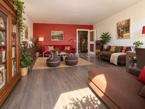 Un cadre de vie privilégié pour toute la famille !
Situé au 5ème étage avec ascenseur, cet appartement traversant séduit immédiatement par son calme, son absence de vis-à-vis et ses vues dégagées sur de grands espaces ouverts.
Son balcon à ce titre constitue un véritable atout pour profiter pleinement de l'extérieur.
L'entrée s'ouvre sur un couloir suffisamment large, desservant harmonieusement les différentes pièces et menant à un espace nuit parfaitement séparé, idéal pour préserver l'intimité de chacun.
La pièce de vie offre un agréable séjour de 25 m2 baigné de lumière grâce à son exposition SUD/ SUD EST avec un porte fenêtre donnant sur l'extérieur ainsi qu'une fenêtre.
La cuisine dinatoire de 9m2 fonctionnelle et conviviale avec sa grande ouverture, est particulièrement adaptée à la vie de famille et aux repas du quotidien.
Côté nuit, l'appartement propose une chambre parentale de 14 m2, complétée par un dressing adjacent, ainsi que deux autres chambres de 10 et 9 m2, dont une avec son balcon.
Une cave et un parking en sous-sol complètent efficacement ce bien.

Les atouts :
* 3 chambres
* 5ème étage avec vue dégagée et sans vis-à-vis
* Exposition SUS/SUD EST
* Séjour de 25 m2
* Cuisine dinatoire de 9 m2
* Espace nuit séparé
* Toiture rénovée en 2025 et ascenseurs en 2026
* Parc André Citroën tout proche
* Etablissements scolaires et centre d'animation accessibles à pied
* Transports à proximité : métro lignes 8 et 10 et RER C.
Un Appartement familial lumineux et fonctionnel, bénéficiant d'un environnement privilégié et d'une belle qualité de vie ...à découvrir sans tarder !