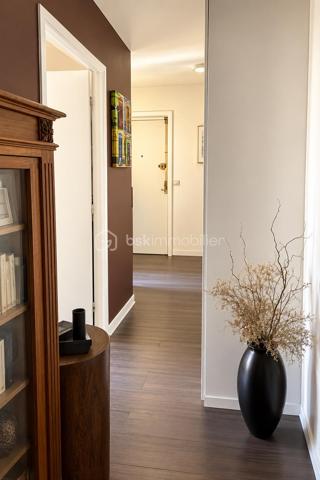 Un cadre de vie privilégié pour toute la famille !
Situé au 5ème étage avec ascenseur, cet appartement traversant séduit immédiatement par son calme, son absence de vis-à-vis et ses vues dégagées sur de grands espaces ouverts.
Son balcon à ce titre constitue un véritable atout pour profiter pleinement de l'extérieur.
L'entrée s'ouvre sur un couloir suffisamment large, desservant harmonieusement les différentes pièces et menant à un espace nuit parfaitement séparé, idéal pour préserver l'intimité de chacun.
La pièce de vie offre un agréable séjour de 25 m2 baigné de lumière grâce à son exposition SUD/ SUD EST avec un porte fenêtre donnant sur l'extérieur ainsi qu'une fenêtre.
La cuisine dinatoire de 9m2 fonctionnelle et conviviale avec sa grande ouverture, est particulièrement adaptée à la vie de famille et aux repas du quotidien.
Côté nuit, l'appartement propose une chambre parentale de 14 m2, complétée par un dressing adjacent, ainsi que deux autres chambres de 10 et 9 m2, dont une avec son balcon.
Une cave et un parking en sous-sol complètent efficacement ce bien.

Les atouts :
* 3 chambres
* 5ème étage avec vue dégagée et sans vis-à-vis
* Exposition SUS/SUD EST
* Séjour de 25 m2
* Cuisine dinatoire de 9 m2
* Espace nuit séparé
* Toiture rénovée en 2025 et ascenseurs en 2026
* Parc André Citroën tout proche
* Etablissements scolaires et centre d'animation accessibles à pied
* Transports à proximité : métro lignes 8 et 10 et RER C.
Un Appartement familial lumineux et fonctionnel, bénéficiant d'un environnement privilégié et d'une belle qualité de vie ...à découvrir sans tarder !